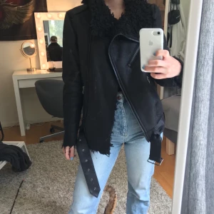 Bikerjacka från H&M - Oversized fluffig bikerjacka från H&M. Använd 1 gång, aå i nyskick. Riktigt varm och skön. Bra kvalité. Nypris ca 700kr. Jag är 165cm 🌟