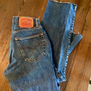 Säljer dessa jeans från Henry choice, från början kring strl L men insydda i midjan så dem passar strl S/M, därför är dem vidare i benen och blir lite mer som mom jeans🌼