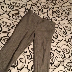 Jobbbyxor/kvinnliga byxor - Svart o vita byxor (ser grå ut), änvänd en gång och i jätte bra skick. (Org pris 200)