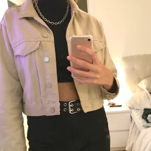 Beige jeansjacka ifrån ginatricot - Säljer min jätte fina jeansjacka ifrån ginatricot som knappt har använts. Frakt tillkommer💜