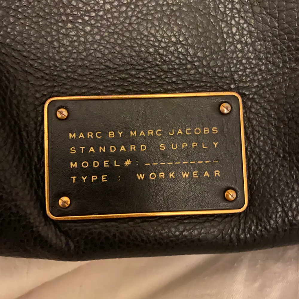 En väska från Marc Jacobs i fint begagnat skick. Hittar dessvärre inte kvittot då den är köpt för ett tag sedan. Den är köpt i USA. Bandet som tillhör väskan är justerbart. . Väskor.
