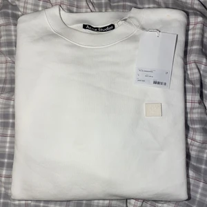 Acne sweatshirt - Vit acne studios sweatshirt i storlek S men den är ganska oversized, prislapp finns kvar. 
