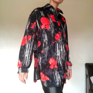 Blommig skjorta , strl 38 - Blommig skjorta med detaljer, från Jolie Katrin, strl 38. Blank känsla på materialet, mycket bekvämt. Köpt second hand men knappt använd av mig! Köparen står för frakt🌟