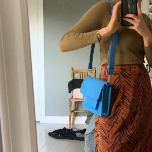 Hvisk väska  - Aldrig använd. Säljer för att den inte passar min garderob 