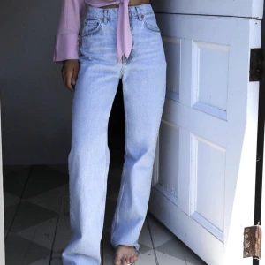 Zara jeans - ⚡️INTRESSEKOLL⚡️ funderar på att sälja dessa skitsnygga raka jeansen från Zara pga fel storlek. Dom går precis ner till golvet på mig som är 168. Endast använda en gång och är i mycket bra skick! Buda privat :) HÖGSTA BUD: 430 ink frakt