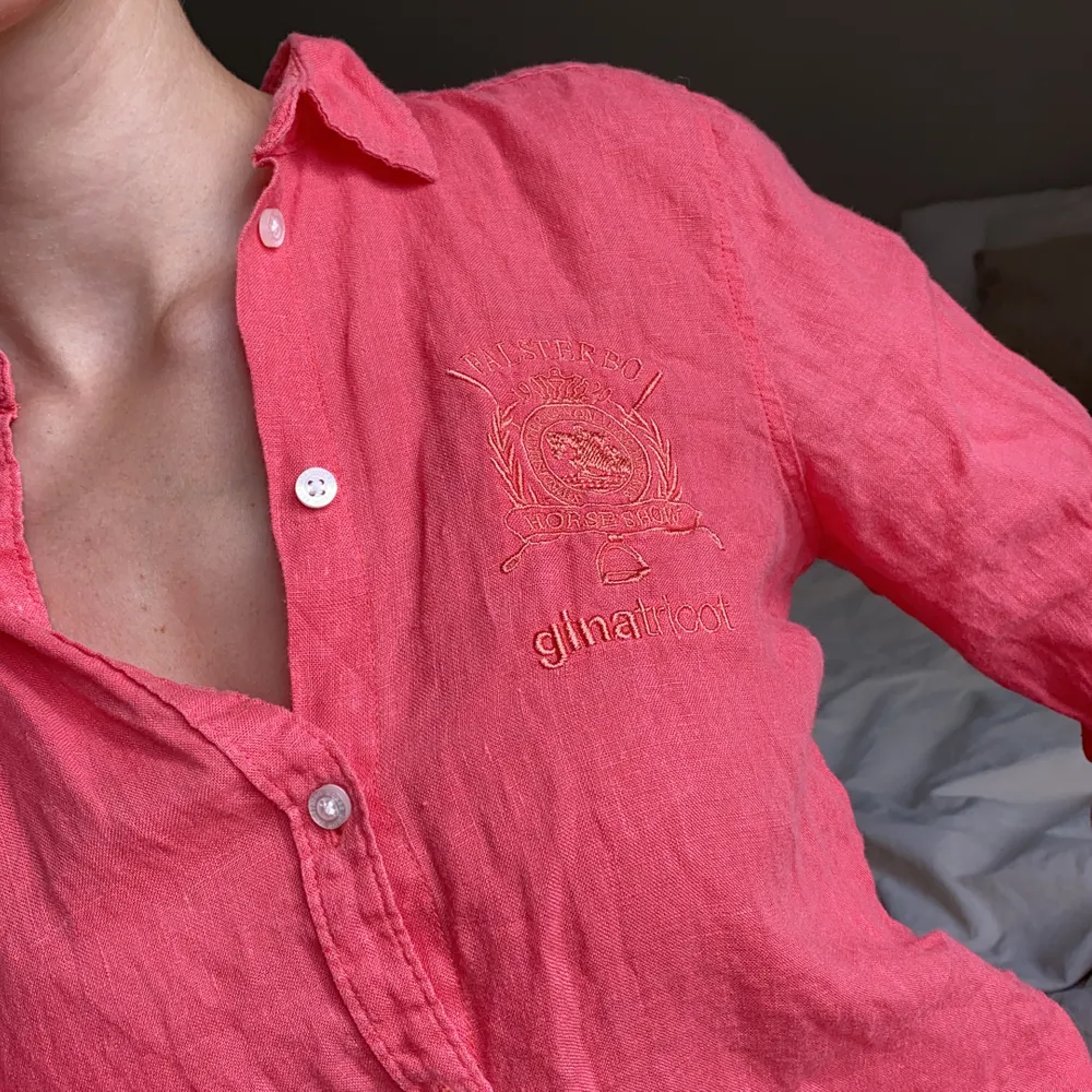Superfin korallfärgad linneskjorta från ginatricot falsterbo Edit. As snygg när man är brun på sommaren. Skickas mot frakt eller möts i Stockholm. Kolla gärna mina andra annonser ❣️. Skjortor.