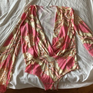 Rosa Body  - Rosa body, använd en gång (så den är i nyskick). Nypris 250kr. frakten är inräknat i priset.