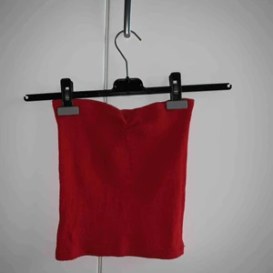  - Superfin röd bandeautopp från humana. Den är väldigt stretchig därav det höga storleksspannet. Frakt tillkommer❤️