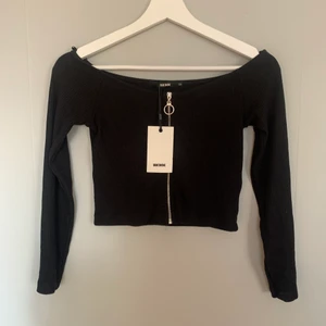 Off shoulder crop top XS - Fin off shoulder crop top i storlek S från Bik bok