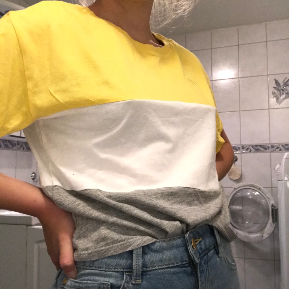 Gul/vit/grå t-shirt 