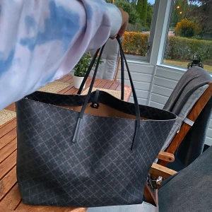 Marlene Birger väska  - Säljer min Marlene Birger väska då jag inte får användning till den nå mer, de är den stora modellen och är köpt på Marlene Birgers hemsida, skick 7/10, frakt ingår och pris kan diskuteras 