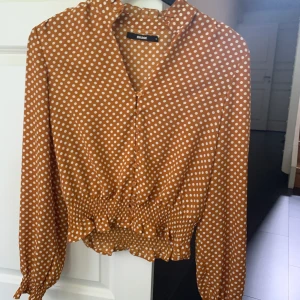 Söt blus  - Prickig blus i storlek S, aldrig använd! Frakt tillkommer 🦋🦋
