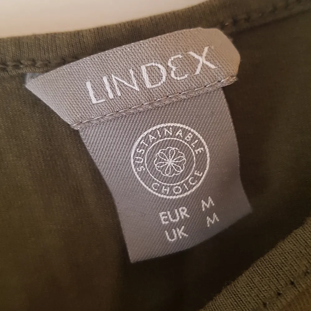 fint militärgrönt linne från lindex i strl M, perfekt för sommaren. nästan aldrig använt, väldigt bra kvalitet. slutar vid naveln ungefär. 70kr + frakt. . Yläosat.