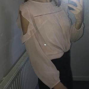 Blus - Jättefin rosa blus. Använt ca 3 gånger, den är i jättebra skick. Säljer pga att den är för liten. Storlek xs. Köparen står för frakten (29kr) 💗