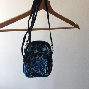 Supercool kinesisk väska! - Supercool kinesisk väska! Helt ny och handgjord! Den är superfin och supercool och ett måste i garderoben! 200kr inkluderad frakt (44kr)💕