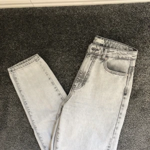 Vit/gråa momjeans  - Vit/gråa momjeans från ginatricot. Modellen heter dagny och de sitter super snyggt. Använda några gånger så väldigt fint skick. 50kr frakt tillkommer. 
