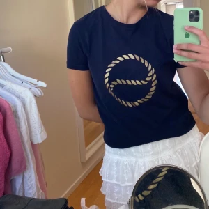 Busnel t-shirt - T-shirt från Busnel i mycket bra skick (litet märke i guldloggan, går att se i bilden). Använd max en gång. Givetvis äkta. Nypris runt 900