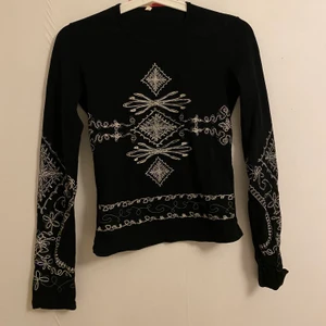 Svart tröja - Frakt: 66kr, hör av dig för intresse eller eventuella frågor💞💞