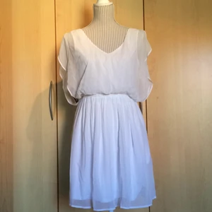  - Vit klänning från Nelly. Perfekt som student- och skolavslutningsklänning! Eller bara som en härlig sommarklänning. Helt oanvänd, prislappen kvar!!
