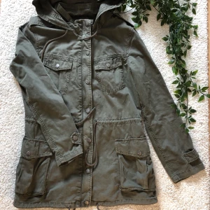 Höst/Vårjacka Small - Köpt på Nordström i USA, passar storlek small. Använt fåtal ggr men är i nyskick. Frakt tillkommer😊 