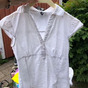 Vit skjorta, strl 36  - Super gullig vit skjorta i storlek 36, säljer då den blivit för liten för mig:)💗💗