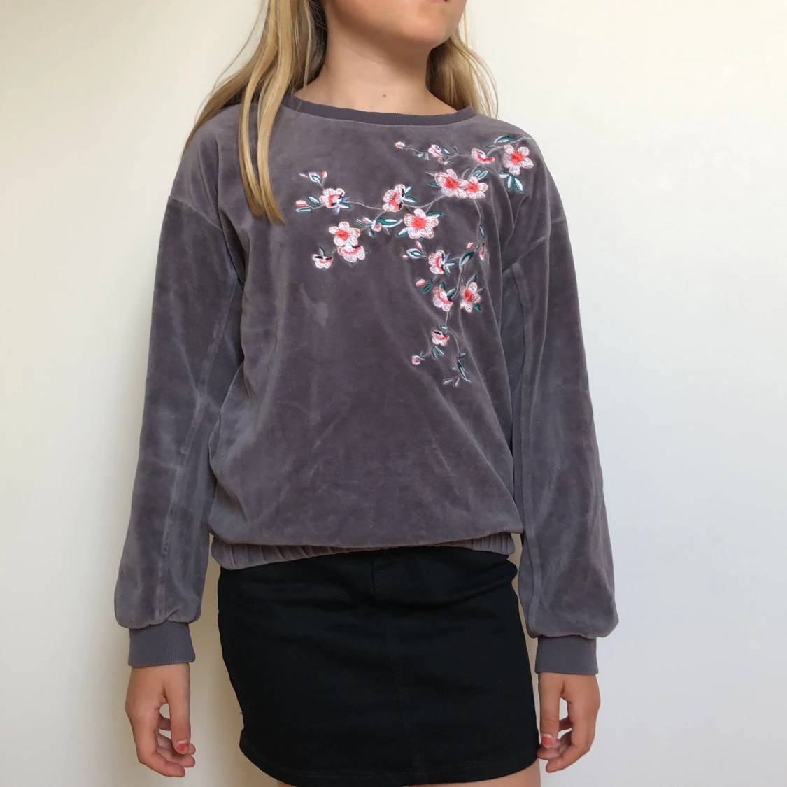 Grå  långärmad tröja med blomm tryck