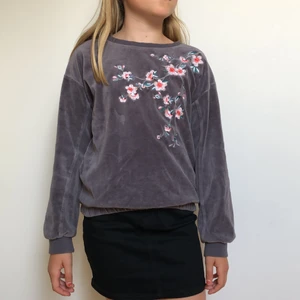 Grå  långärmad tröja med blomm tryck - Väldigt bekväm långärmad sammets tröja som funkar perifer på hösten/ vintern