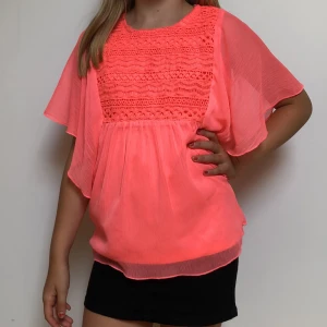 Rosa blus med mandala mönster + en knapp - Ungefär 3 år gammal och har sällan används. Funkar väldigt bra på sommaren och är i storlek 146/152.