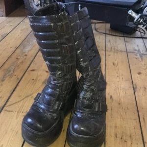Plattform boots - Efter mycket om och men så gör jag mig av med dom, har haft problem med sulan och gått flera gånger och fixat dom, nu ska dom kunna gå i men man får vara försiktig antar jag, tar inte ansvaret om dom nu skulle gå sönder igen, som på bilden lite slitna!