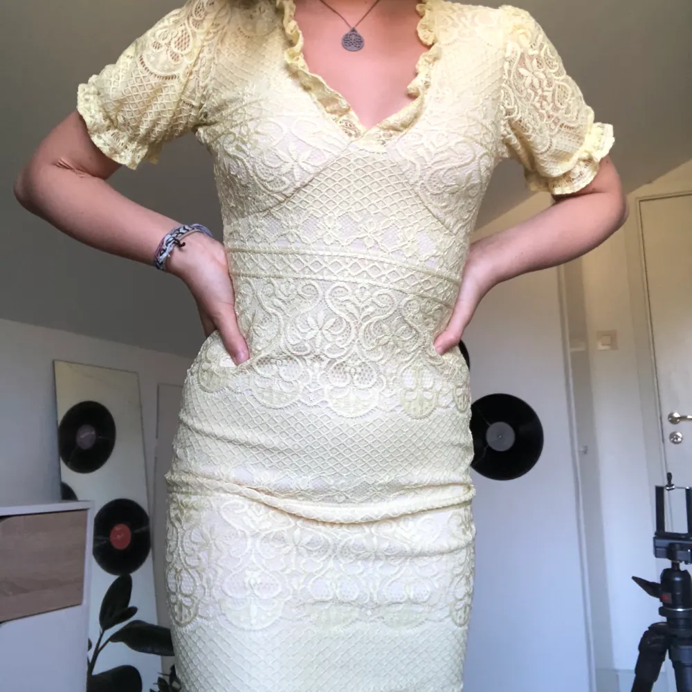 super fin gul klänning i strl 34 från Reclaimed Vintage. aldrig använd. jätte skönt material. inte genomskinlig :) säljer den för att inte kommer till användning. köparen står för frakt, jag kan också mötas upp i sthlm 🦋. Klänningar.