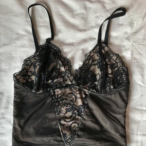 Svart/beige spetslinne - Så fint, sparsamt använt. Croppad. Storlek xs🖤💖 passar dig med små bröst 🤍