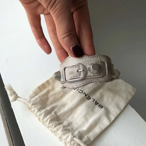 Armband från Balenciaga  - Säljer mitt fina gråa armband från Balenciaga. Vissa slitningar i lädret men i stort sätt är armbandet i jättebra skick, skriv i chatten vid funderingar eller fler bilder. Pris kan diskuteras 💕