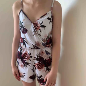  - Söt blommig jumpsuit från Nelly. Skön och bekväm, lätt att bara slänga på sig.👌 Väldigt somrig och härlig.🌸🌿 Använt skick. Nypris - 299