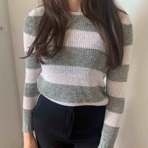 Stickad tröja - Härlig stickad tröja från ONLY som tyvärr blivit lite för liten för mig. Men den är såå luftig och skön. Därför passar den både nu när det är lite varmare och lite svalare. 🌿 Använt men bra skick😊 Nypris - 279 kr Frakt tillkommer