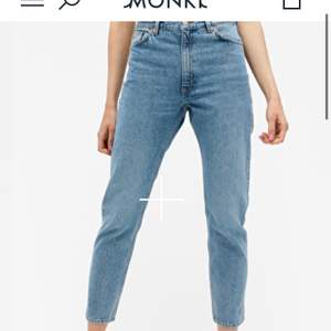 Mom jeans, kimomo, highwaist från Monki, sitter bra och är i väldigt bra skick, knappt använda. (Köparen står för frakt) nypris: 400kr