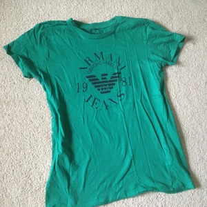 Armani T-shirt storlek small - Grön T-shirt från Armani, storlek S. Köpt här på plick men i mycket bra skick. 