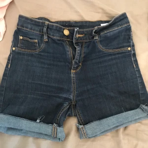 Jeansshorts - Högmidjade och stretchigt material😛 fraktkostnad tillkommer