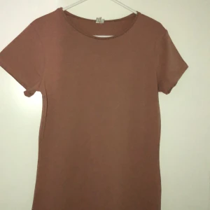 NELLY maxiklänning i begie  - En begie maxiklänning som är helt oanvänd från Nelly i storlek M 