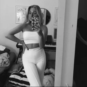 Vita byxor  - Säljer mina jättefina vita kostymbyxor från chiquelle De är raka i benen vilket inte syns på bilden! Sitter superfint❤️.       Pris kan diskuteras 