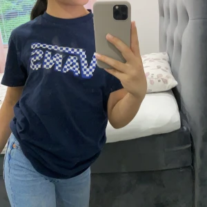 VANS Tröja - Säljer denna Vans tröja! Tycker verkligen den är cool men kommer inte till användning. Har ett pyttelitet hål där fram längre ner men syns verkligen inte. Dock är den från kill avdelningen men funkar såklart till tjejer också! 💘 + frakt!