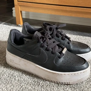 Nike air force 1 SAGE - Använd fåtal gånger, säljs pågrund av att dem kommer inte till användning! Sparsamt skick, som nya. Sulan tvättas innan jag skickar såklart.