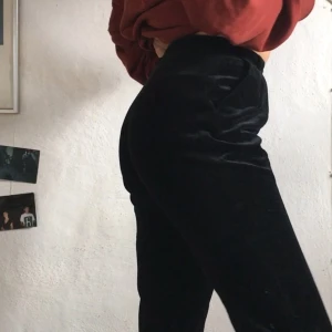 Coola valvet byxor  - Svin balla svarta valvet byxor som tyvärr är för små för mig. Skulle säga att de passar S. Aldrig använda!! Köparen står för frakt💚