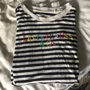 Levis tröja - Långärmad Leviströja köpt på Plick🌈 storlek S och den är i fint skick🥰 undrar ni något, skriv privat. Köparen står för frakten❤️ köpte den för 300, säljer för 100