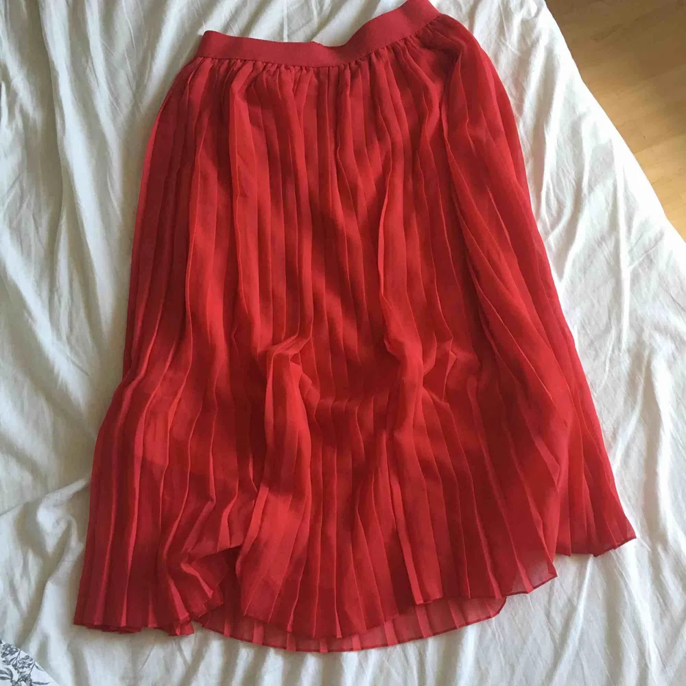 Jättefin kjol från NA-KD perfekt till sommaren! Köpt här på Plick men tyvärr för liten för mig, så säljer den vidare🎀 Frakt tillkommer!😁. Kjolar.