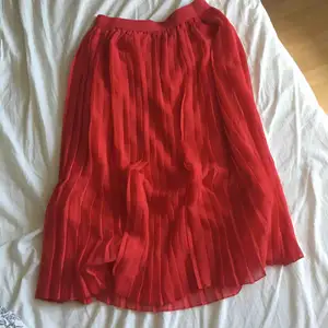 Jättefin kjol från NA-KD perfekt till sommaren! Köpt här på Plick men tyvärr för liten för mig, så säljer den vidare🎀 Frakt tillkommer!😁