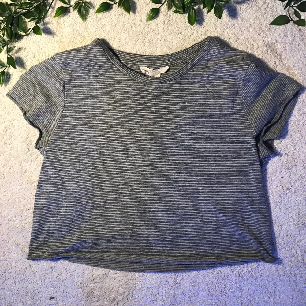 Trendig grå croptop i storlek S 🥰❤️ + 22kr frakt . T-shirts.