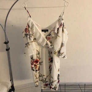Blommig playsuit 36 - Jättefin blommig playsuit! Endast använd en gång så är i mycket bra skick. 