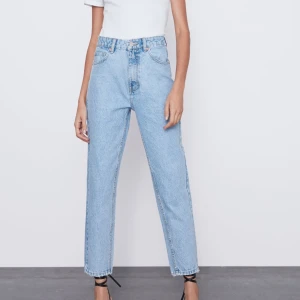 Skit snygga momjeans! - Ett par super snygga Momjeans för bra pris!, som inte kommer till användning. Har två av samma modell! ( Ops andra bilden är mina andra par som jag har klippt i!) <3