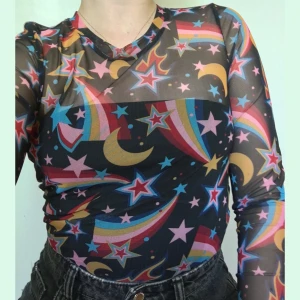 Mesh top  - Mesh top med mönster i 70tals stil, stretchig så kan passa mindre/större storlekar 🌟 Frakt ingår :)