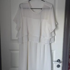 Vit klänning från Vero Moda  - En härlig klänning perfekt nu till sommaren. Har bara använt plagget en gång så det är som ny. Är i strl XL. Kan hämtas på plats Kungsbacka centrum eller i Fjärås. Köparen står för frakten. 